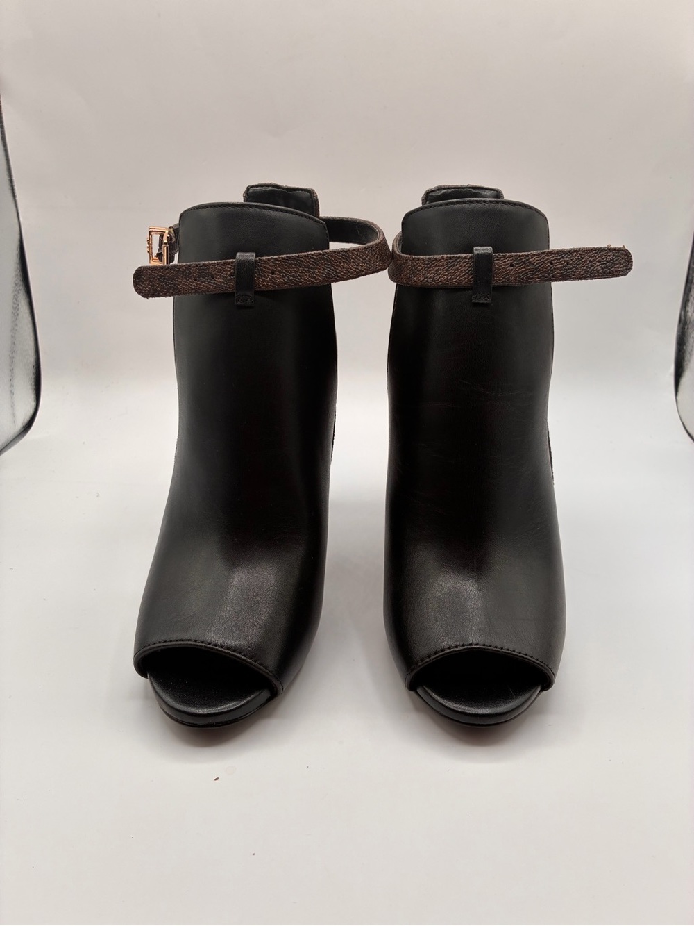 Michael Kors Black Brown Logo Buckle Peep Toe Leather Heels Adjustable Strap - Picture 4 of 9